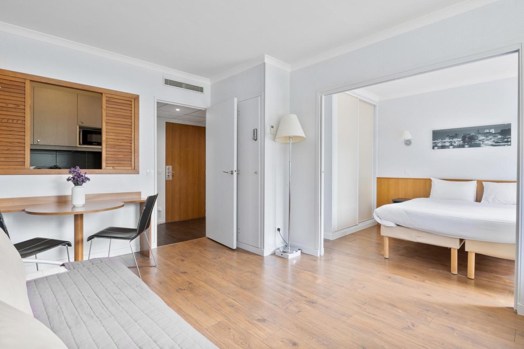 Grand Appartement Avec Balcon - Proche Parc Des Expo - Parking Privee Issy-les-Moulineaux Exterior photo